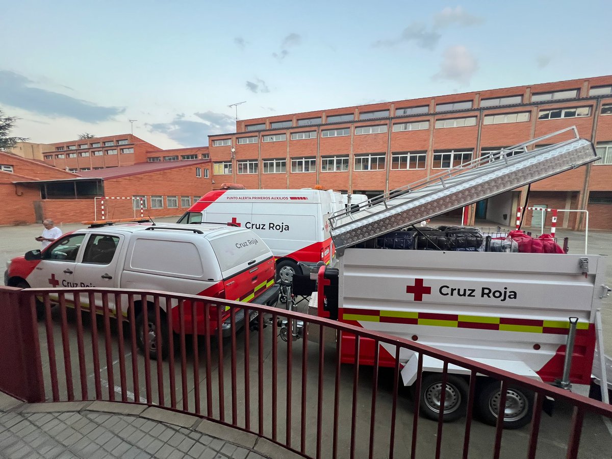 CREenZamora's tweet photo. Seguimos apoyando a la población evacuada por el #IFMolezuelasdelaCarballeda Nos encargamos del avituallamiento, apoyo psicosocial y sociosanitario, junto a @proteccioncivil y la @guardiacivil https://t.co/IkCr5phTid