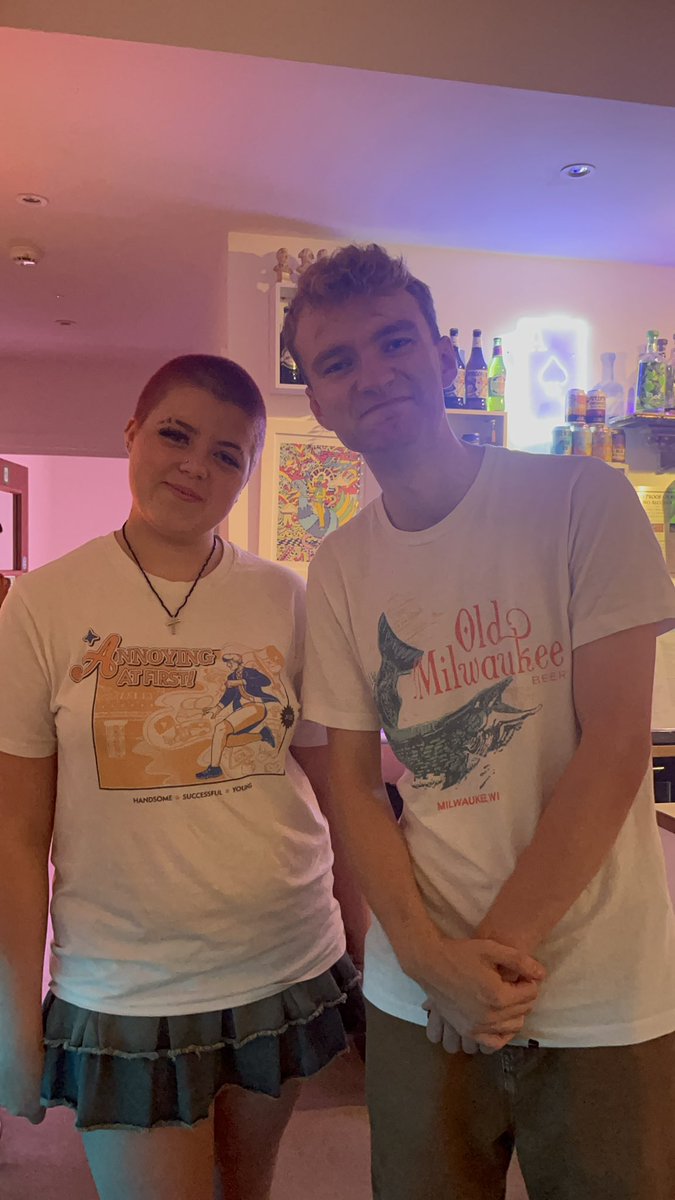 heluvs_iw's tweet image. Guys honestly all the people I met were so lovely. I’m gonna be bragging about this day for the rest of my life. I got to talk with everyone!
7/08/25
#tommyinnit #tubbo #badlinu #eryn #lukey #tomedy 
@tommyinnit @tommyaltinnit @TubboLive @TubboTWO @badlinu @Lukeyttv @ErynOffline