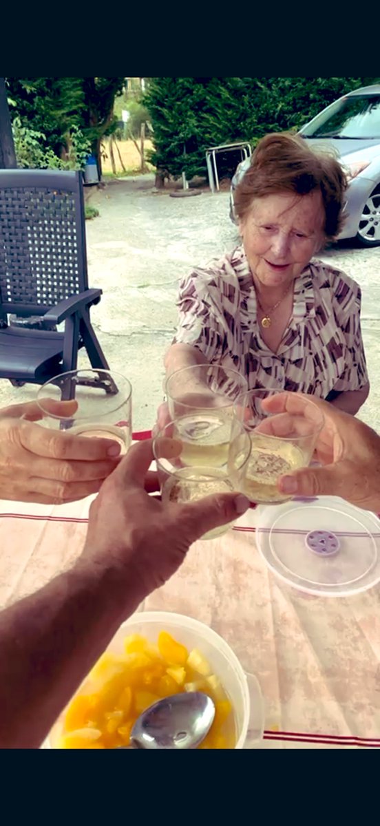 Hoy amama hubiese cumplido años y aunque ya no este,sigue muy presente para nosotros. Zorionakk Bego!! Seguiremos brindado por ti!!