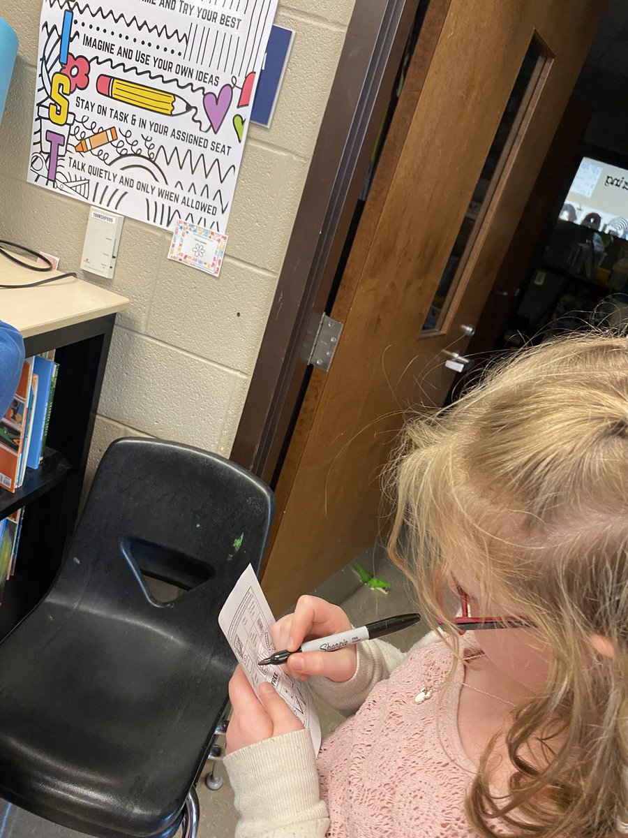 MESartRocks's tweet image. First rotation of art class we are doing an art scavenger hunt and creating an abstract drawing with the clues! So much fun!