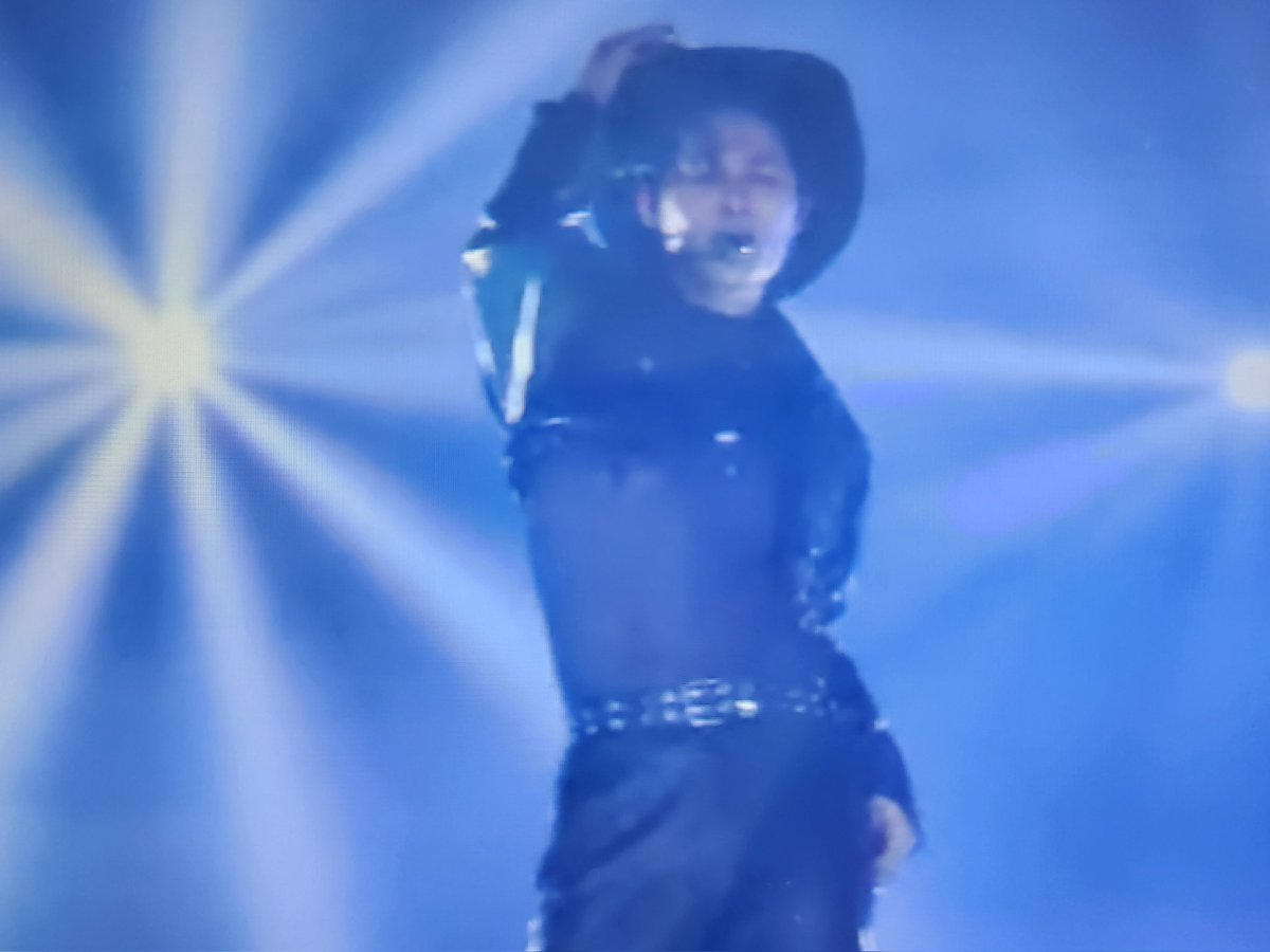 아트하다
깔끔하다 
예술이다
영감준다
예술갑  
스피커가 녹아내리는 목소리 
댄서들도 가림막하는 기막힌 춤선 
소수만의 기준이되는 핵심가치있는 
김희재의 무대다