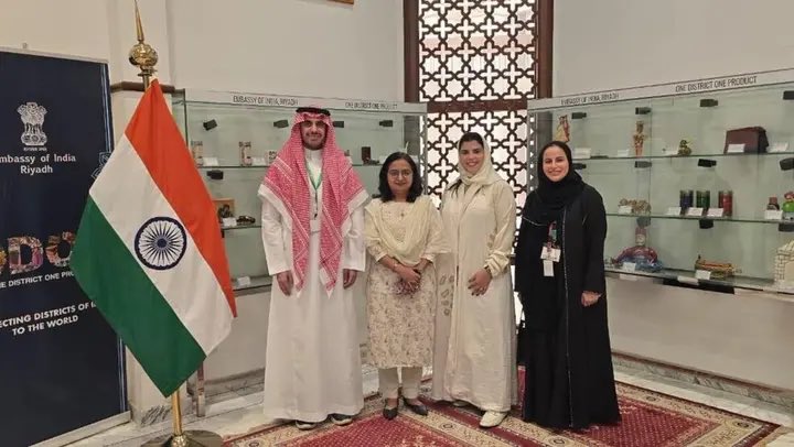 tna_media24's tweet photo. ناقش وفد من مسؤولي الهيئة #السعودية للسياحة مع المستشارة التجارية والاقتصادية في السفارة الهندية، مانوسمريتي، سبل تعزيز التعاون في القطاع السياحي الهندي والسعودي.

في السياق ذاته، اتفق الجانبان عقب إنشاء اللجنة على تعزيز التعاون في مجال #السياحة، عبر بناء القدرات والسياحة المستدامة، وعلى ضوء تأسيس تلك اللجنة، يعزز الجانبان التعاون عبر التبادلات الثقافية والمهرجانات، فضلاً عن الاهتمام بمجال #التراث الثقافي والمجالات ذات الاهتمام المشترك.