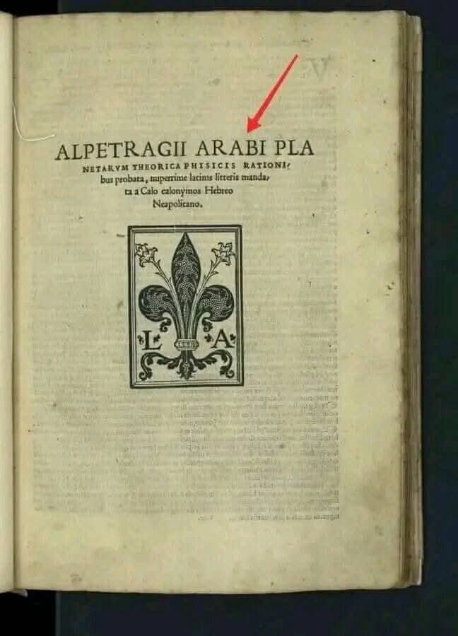 nimses1010's tweet photo. 📌 كتاب النظريات العربية للكواكب طبع في مرصد تورينو الإيطالي باللغة اللاتينية عام 1531م، هو خلاصة لكتب فلكية عربية جلبها الأوروبيون ونقلوا منها المعلومات والاكتشافات، وما حققه العلماء الأوروبيين ليست إكتشافات بل كانت مجرد نجاح بتطبيق ما كتبه العرب قبلهم بقرون وهذا الكتاب مثلا لم يكن للعامة بل كان للعلماء الأوروبيين وكذلك تعمد الأوروبيين في القرون اللاحقة طمس فضل العرب عليهم، وهذا من أكبر حوادث السرقة الإنسانية ومن أكبر جرائم تزوير التاريخ.
