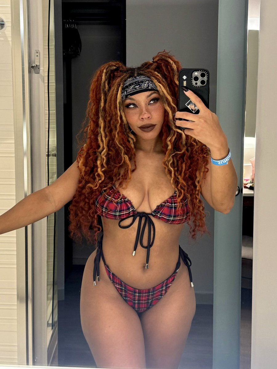 Kieraplease's tweet photo. 🖤✨🐰 https://t.co/nZSDPnJZMc