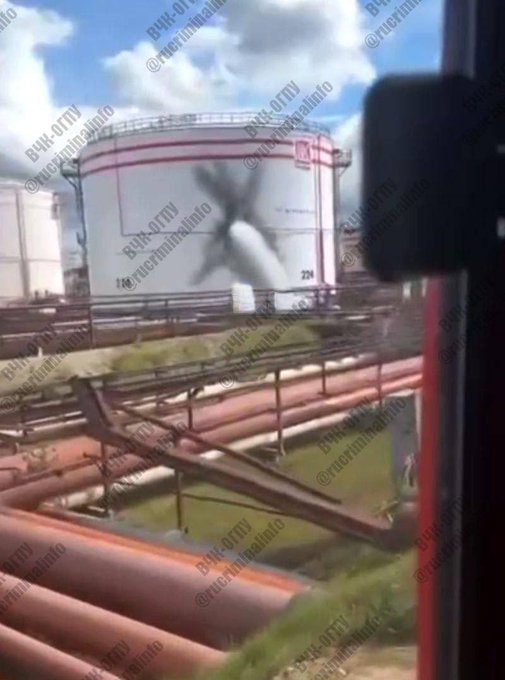 PeterClifford1's tweet photo. #Ukraine: Today's report THREAD on #UkraineWar Part 1: 1. For 1st time UA drones struck Lukoil oil tanks in #Ukhta, in RU's #Komi region, more than 1,700km from UA (same distance to Spain). No fire reported but 1 tank left gushing fuel. https://t.co/0bdOxXRxfF (Map: @jayinkyiv) https://t.co/4rlCv8AGbx
