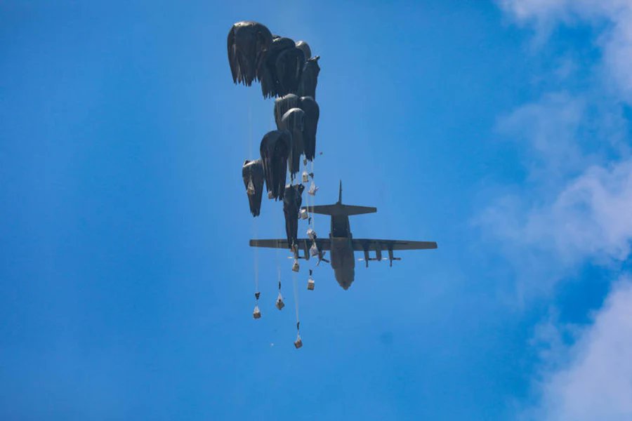 all_israel_news's tweet photo. IDF coordinates Gaza aid drops with 6 countries, including Italy and Greece https://t.co/tTUMzSjBHq

#Israel #GazaAid #HumanitarianEfforts #IDF #AidDrop #MiddleEastPeace #GazaStrip https://t.co/xK1yAVNnCk