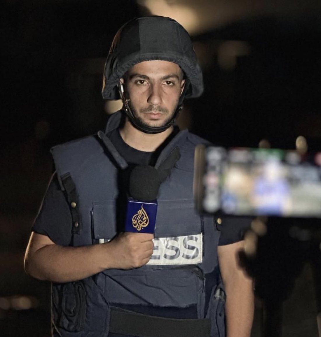 "والله اللي بستشهد برتاح"

استشهد أنس، الذي لطالما ردّد هذه العبارة وكررها ..
استشهد أنس، جائعاً مرهقاً تعباً مخذولاً ..
استشهد أنس على مذبح الحقيقة والبطولة والخذلان معاً ..