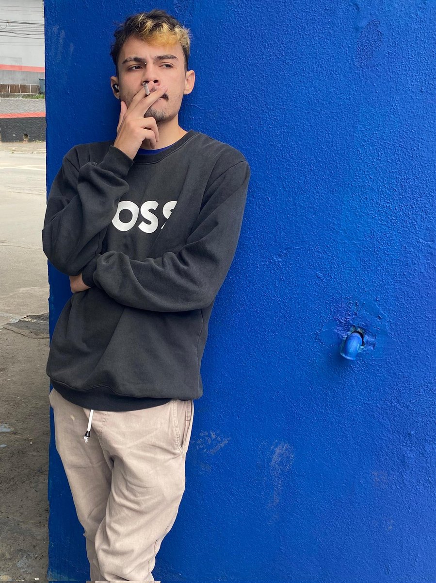 Extranhoo's tweet image. Fumaria um cigarro comigo ?