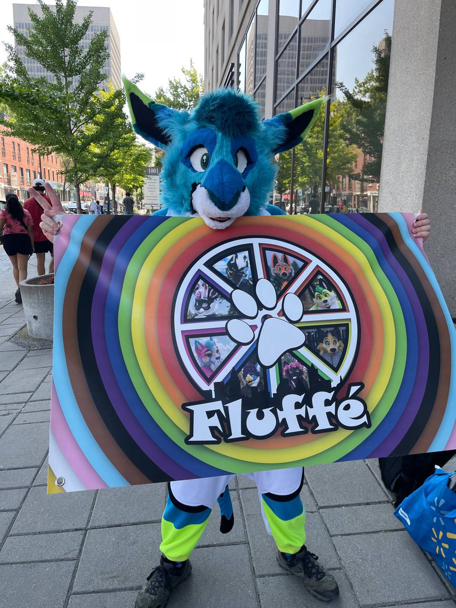 Quazar_Roo's tweet photo. I participated in Montréal's pride parade today! It was a (hot) blast ☺️ so much love, support and colors ❤️

📷: @campfred007 https://t.co/tw3Z8CK4Od