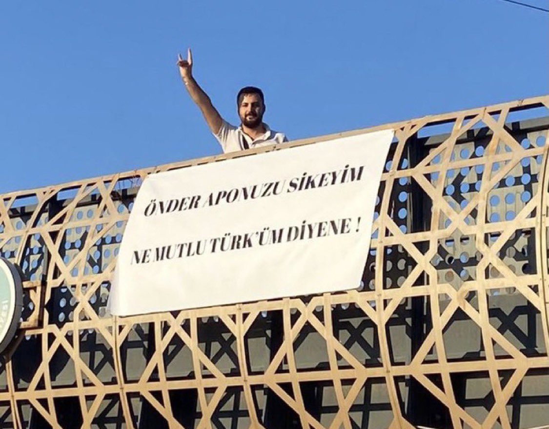 Bursa'da bir üst geçite
“ÖNDER APONUZU SİKEYİM,
NE MUTLU TÜRKÜM DİYENE”
pankartı asan Ufukcan Kaçmaz, gözaltına alındı.