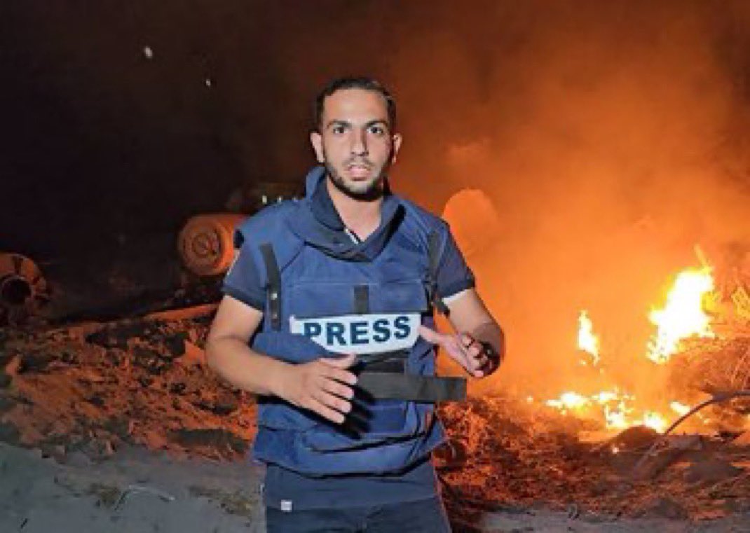 أمجد الراشدي (@amj000d) on Twitter photo <a href="/AnasAlSharif0/">أنس الشريف Anas Al-Sharif</a> نعم يا أنس… سلِمتَ من دنيا الخذلان، ورحلتَ إلى رحمة الرحمن.
سلِمتَ من قصفهم وغدرهم، ونجوتَ بروحك الطاهرة إلى جنات الخلد.
كنتَ الصوت الحر في زمن الصمت، وحامل الراية حتى آخر نبضة.
وداعًا أيها البطل، وجمعتنا الجنة بإذن الله.
#أنس_الشريف
#أنس_شهيد <a href="/AnasAlSharif0/">أنس الشريف Anas Al-Sharif</a> نعم يا أنس… سلِمتَ من دنيا الخذلان، ورحلتَ إلى رحمة الرحمن.
سلِمتَ من قصفهم وغدرهم، ونجوتَ بروحك الطاهرة إلى جنات الخلد.
كنتَ الصوت الحر في زمن الصمت، وحامل الراية حتى آخر نبضة.
وداعًا أيها البطل، وجمعتنا الجنة بإذن الله.
#أنس_الشريف
#أنس_شهيد