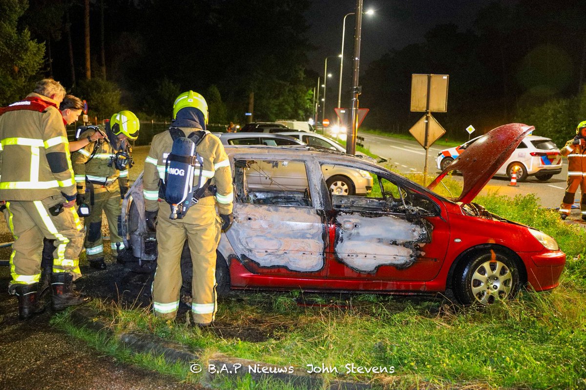 Voertuig volledig uitgebrand Carpool Loenenseweg