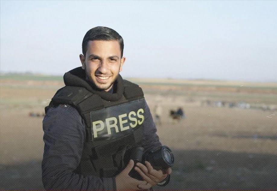 كنا على أمل أن نسمع خبر وقف الإبادة بصوتك.
كنا نأمل أن نرى الابتسامة تعلو وجهك وأنت تخبرنا عن دخول المساعدات واكتفاء أهل غزة بما يستحقونه من دول الجوار!
كنا ننتظر اليوم الذي تقف فيه فرحًا بنجاة أهلنا من هذه المحرقة!
لكنك رحلت، كالبقية إلى عالم أنقى وأطهر..
رحمك الله يا أنس..