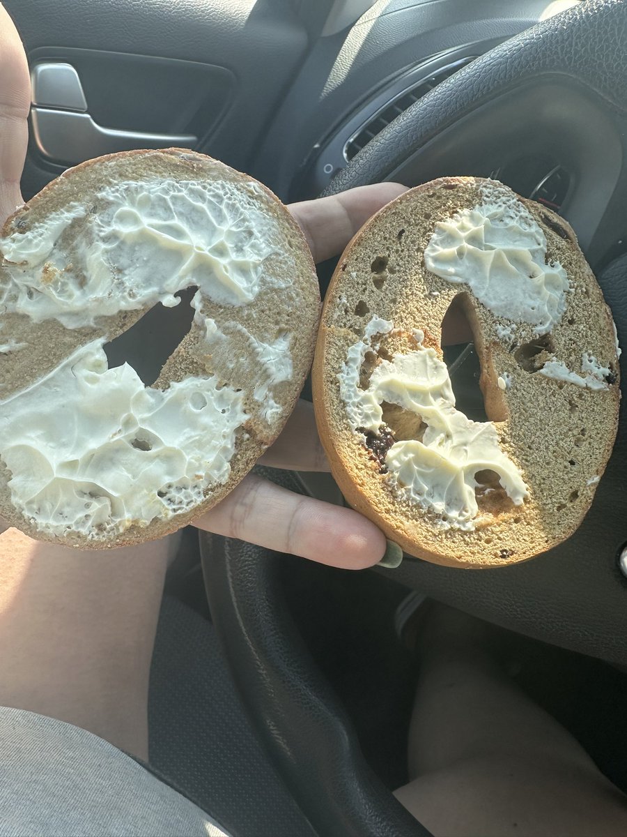 TheMidniteSpark's tweet photo. @dunkindonuts what is really going on at your location?!? This is the 2nd time I’ve gotten food there I asked for cream cheese and this is what your standards are? Went back and they turned me away https://t.co/72XBOOIoJO