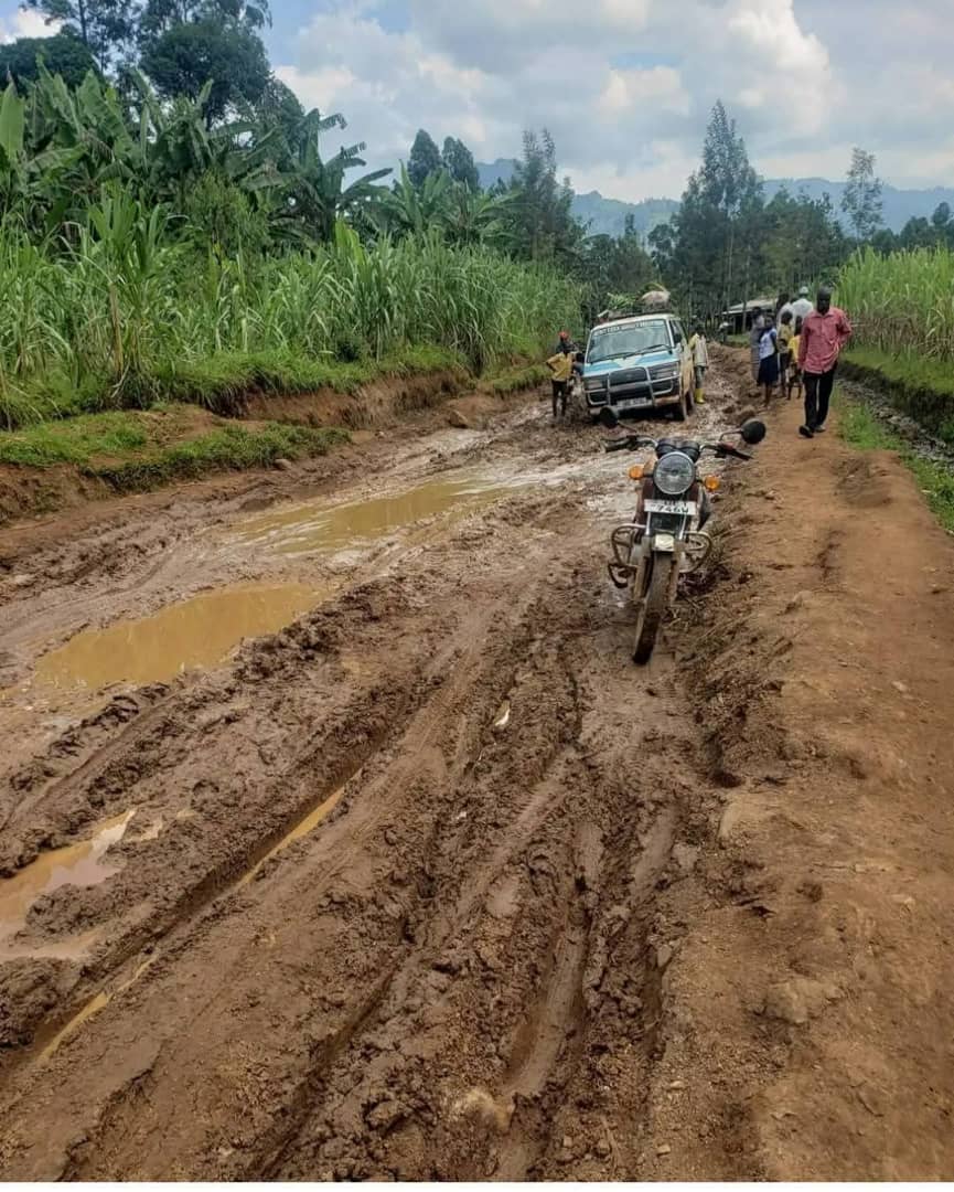 This is the state of the road which the government has been promising the people of Bududa since 2006. <a href="/KagutaMuseveni/">Yoweri K Museveni</a> <a href="/Unra/">Ümit Alemdar</a> Action must be taken because the waiting is too much #bubulobududacircularroad