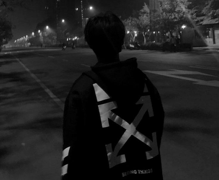 لا احد يعلم ما اصابني اليوم، 

      أنا مُنقسم تمامًا، 

             جزء يقاوم وجزء ينهار، 

                      جزء يحن و جزء يصد، 

جزء ينتظر و جزء لا يُبالي.

🥀🥀🥀