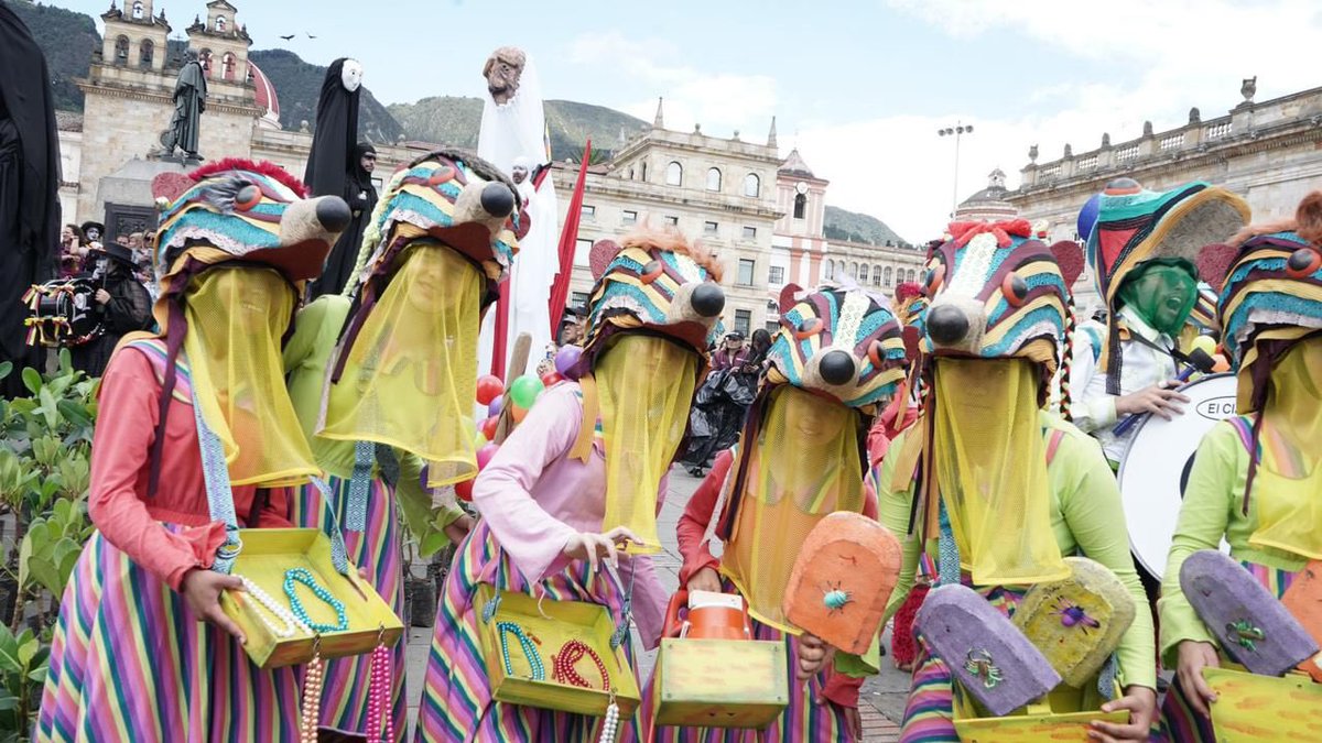 El tradicional desfile de comparsas cumple 30 años llenando Bogotá de color, creatividad y diversidad. 

Más de 1.400 artistas de 15 localidades de la ciudad recorrieron hoy desde la plaza de la Santamaría hasta la Plaza de Bolívar. Este es el resultado del trabajo juicioso y
