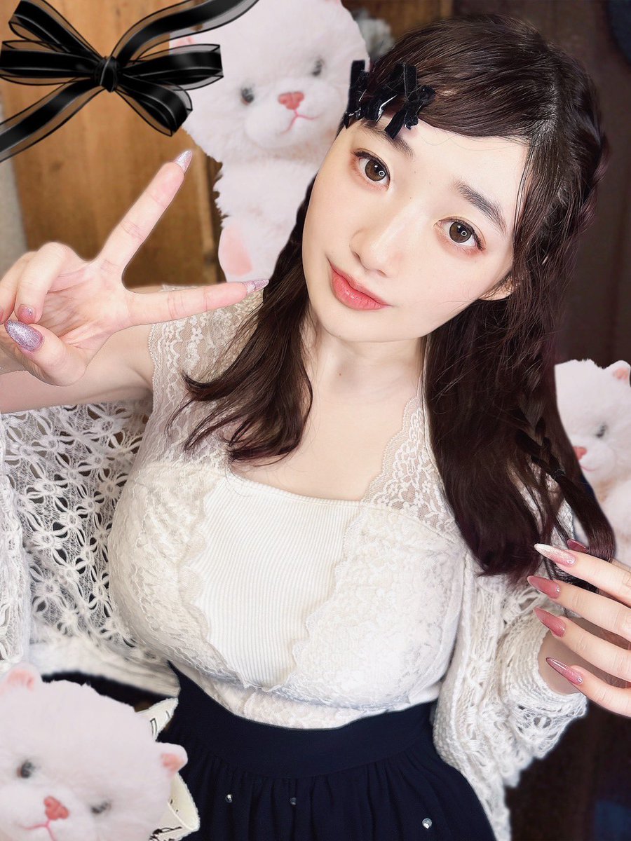 つばさちゃんが休憩室にいると
作業を止めて
ヘアメイクをしてくれます🐱🩷
いつも、可愛くしてくれます🙇‍♀️
↓昨日朝の配信ヘアメイクです🎀