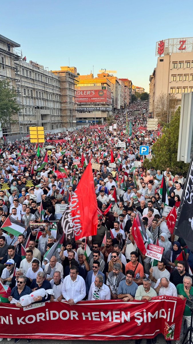 sehzadedemir's tweet photo. Ankara’da tarihi bir ana şahitlik ettik. Gazze’de yaşanan soykırıma karşı halkımızın hassasiyetinin en güçlü şekilde ortaya konduğu bir buluşmaydı… 

Anadolu’nun dört bir yanından gelen on binler, TBMM önünde “Gazze’ye insani koridor açılsın” diye haykırdı. Bu ses artık duyulmalıdır. Söz tükendi zaman fiili adım atma zamandır. Karar vericiler ve milletin iradesini temsil eden Meclis, bu çağrıya kulak verip insiyatif almalıdır. 

#GazzeİçinİnsaniKoridor