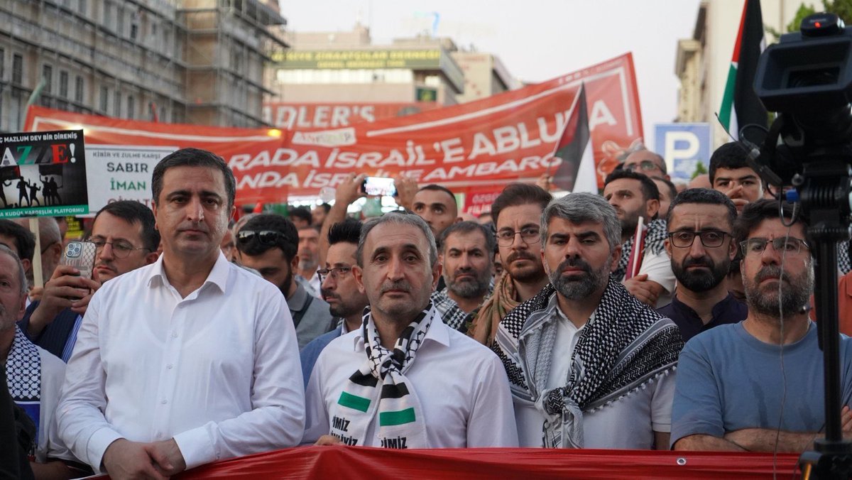 sehzadedemir's tweet photo. Ankara’da tarihi bir ana şahitlik ettik. Gazze’de yaşanan soykırıma karşı halkımızın hassasiyetinin en güçlü şekilde ortaya konduğu bir buluşmaydı… 

Anadolu’nun dört bir yanından gelen on binler, TBMM önünde “Gazze’ye insani koridor açılsın” diye haykırdı. Bu ses artık duyulmalıdır. Söz tükendi zaman fiili adım atma zamandır. Karar vericiler ve milletin iradesini temsil eden Meclis, bu çağrıya kulak verip insiyatif almalıdır. 

#GazzeİçinİnsaniKoridor