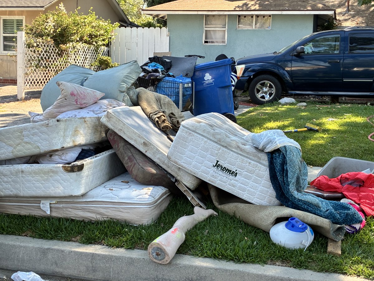PeejBlaze's tweet photo. @CD12LA Councilmember John Lee, why won't you help us? We have made numerous complaints about this garbage dump house (7844 Shoshone Ave), to the city and specifically your office (Dan Rosales) yet nothing is being done!  We'll remember your lack of concern come. Election Day! https://t.co/6Hv5VmaG18