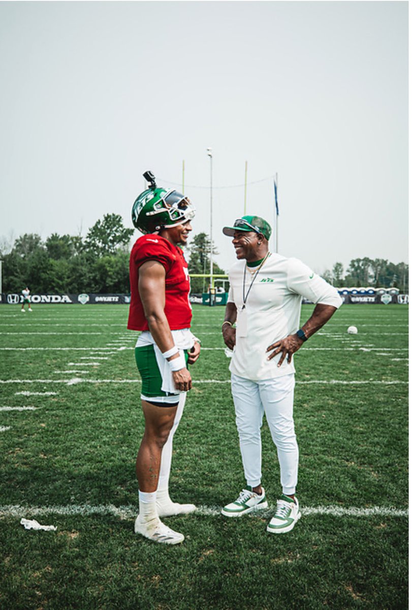victorgreen2121's tweet image. Jets fans can we get behind our QB1? #justinFields We will have our ups and downs this season but I think he can take us places. He has talent. ⁦@nyjets⁩