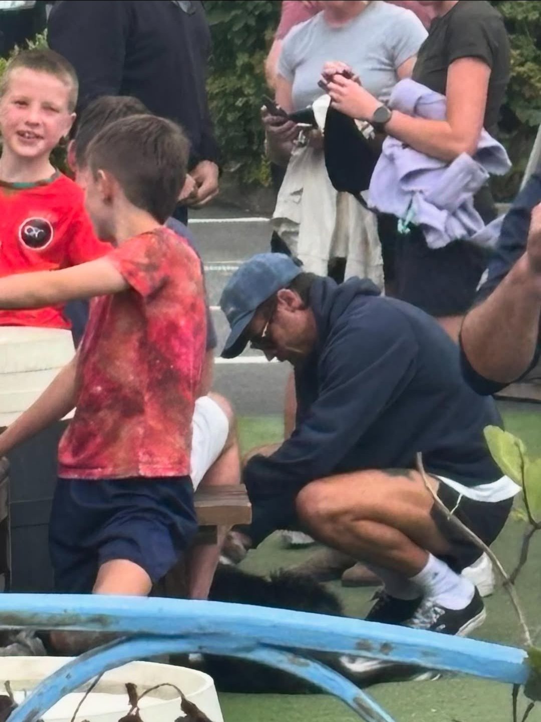 GyBS-P8XkAE0Rnh?format=jpg&name=large Harry Styles Stops Traffic — Cuddling Dogs and Giving Fans Once-in-a-Lifetime Street Moments