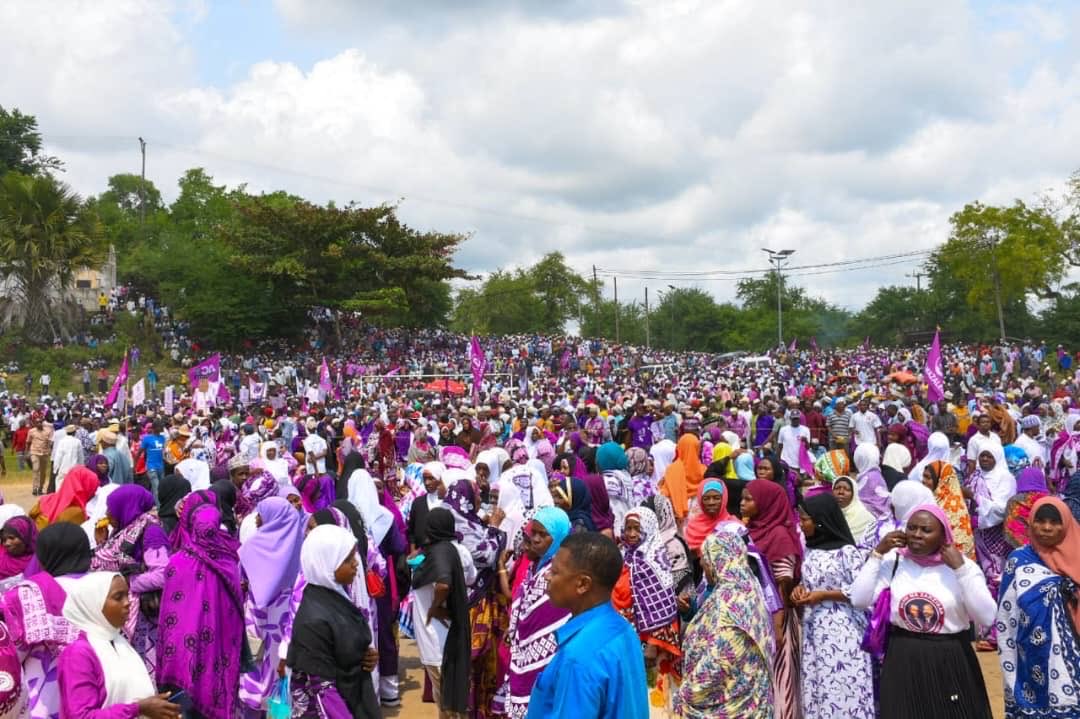 OnlyKimambo's tweet photo. 💜Picha hizi zinaelezea mengi kuliko maneno. Imani, matumaini na uthubutu wa Watanzania chini ya @ACTwazalendo.Umati huu mkubwa ni ishara tosha ya kiu ya mabadiliko na maendeleo, Mmejitokeza kwa wingi kuandika historia, mkionesha mshikamano wa kweli. Mabadiliko yanawezekana.💪💜 https://t.co/LLmYiRgACc