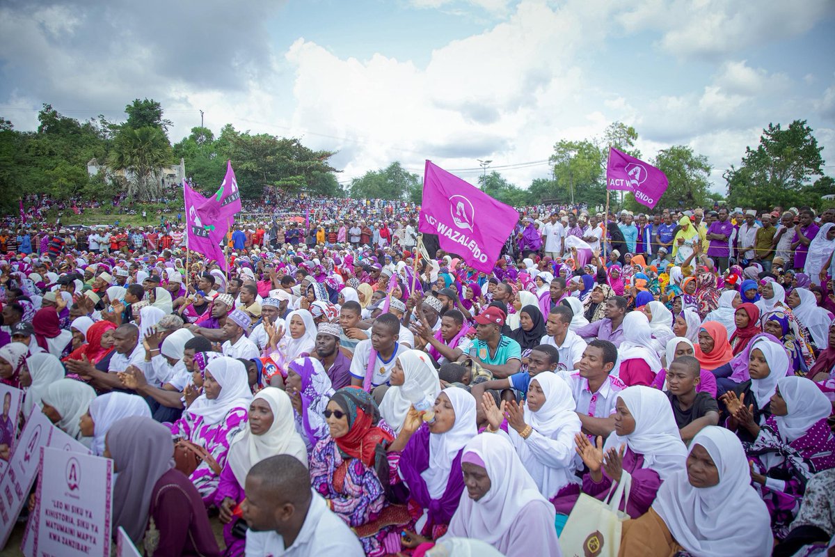 OnlyKimambo's tweet photo. 💜Picha hizi zinaelezea mengi kuliko maneno. Imani, matumaini na uthubutu wa Watanzania chini ya @ACTwazalendo.Umati huu mkubwa ni ishara tosha ya kiu ya mabadiliko na maendeleo, Mmejitokeza kwa wingi kuandika historia, mkionesha mshikamano wa kweli. Mabadiliko yanawezekana.💪💜 https://t.co/LLmYiRgACc