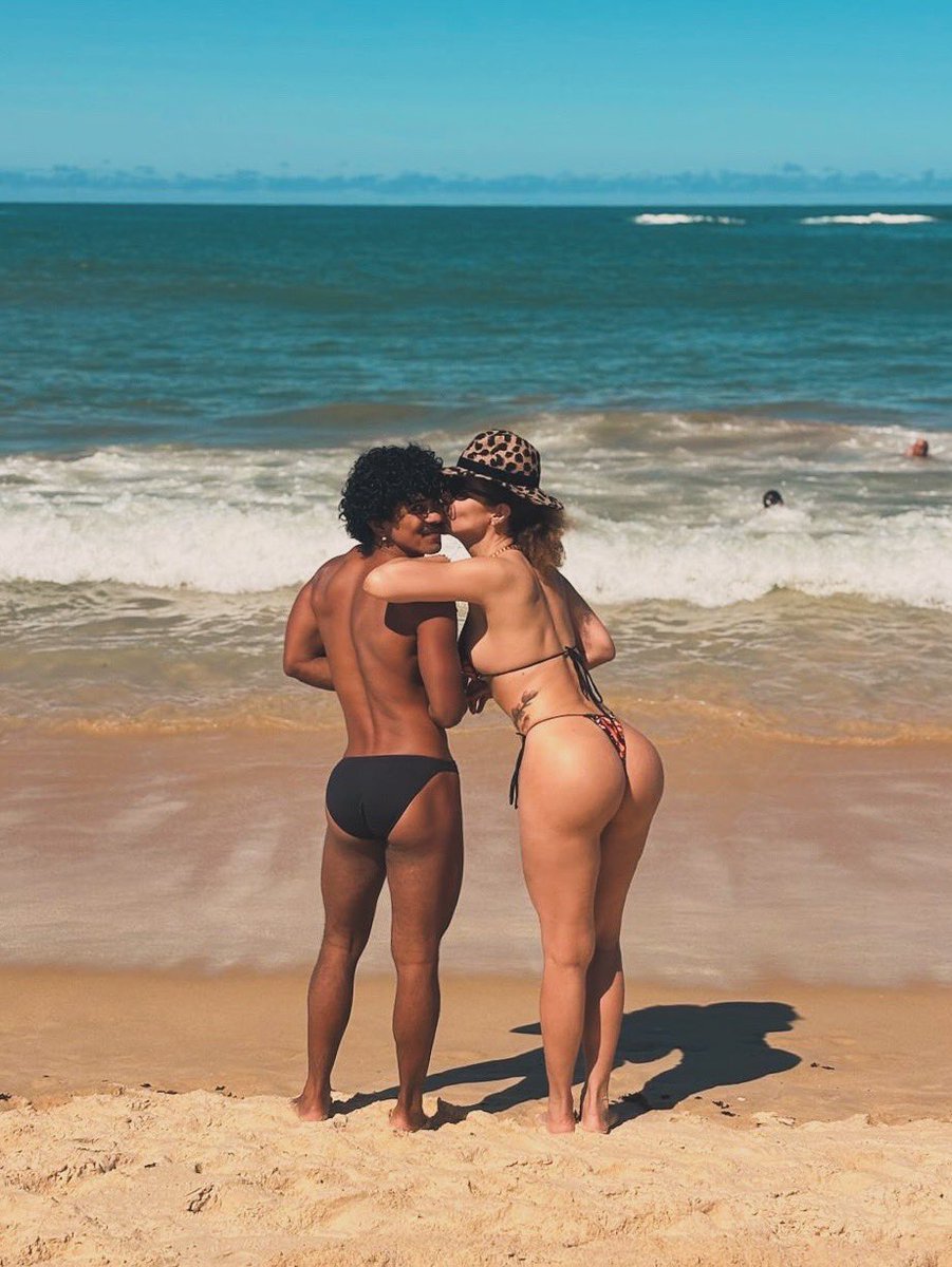 Não solte sua risada
Segure seus palavrões
Mantenha as pernas cruzadas
Abotoe seus botões

Ficar no primeiro encontro
Não causa boa impressão
Mulher que não sente frio
Ninguém vai assumir não

Não se assanhe
Batom vermelho é proibido
Não se arreganhe
Não seja fácil, mate a libido