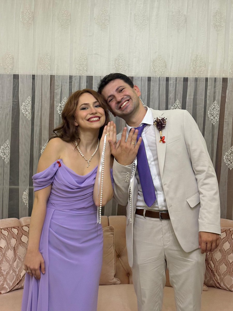 Vay be hayat çok tuhaf lise 1 de aşırı platonik aşık olduğum oğlanla 13 yıl sonra bir şekilde birbirimize tekrar aşık olduk ve bugün onla nişanlandım