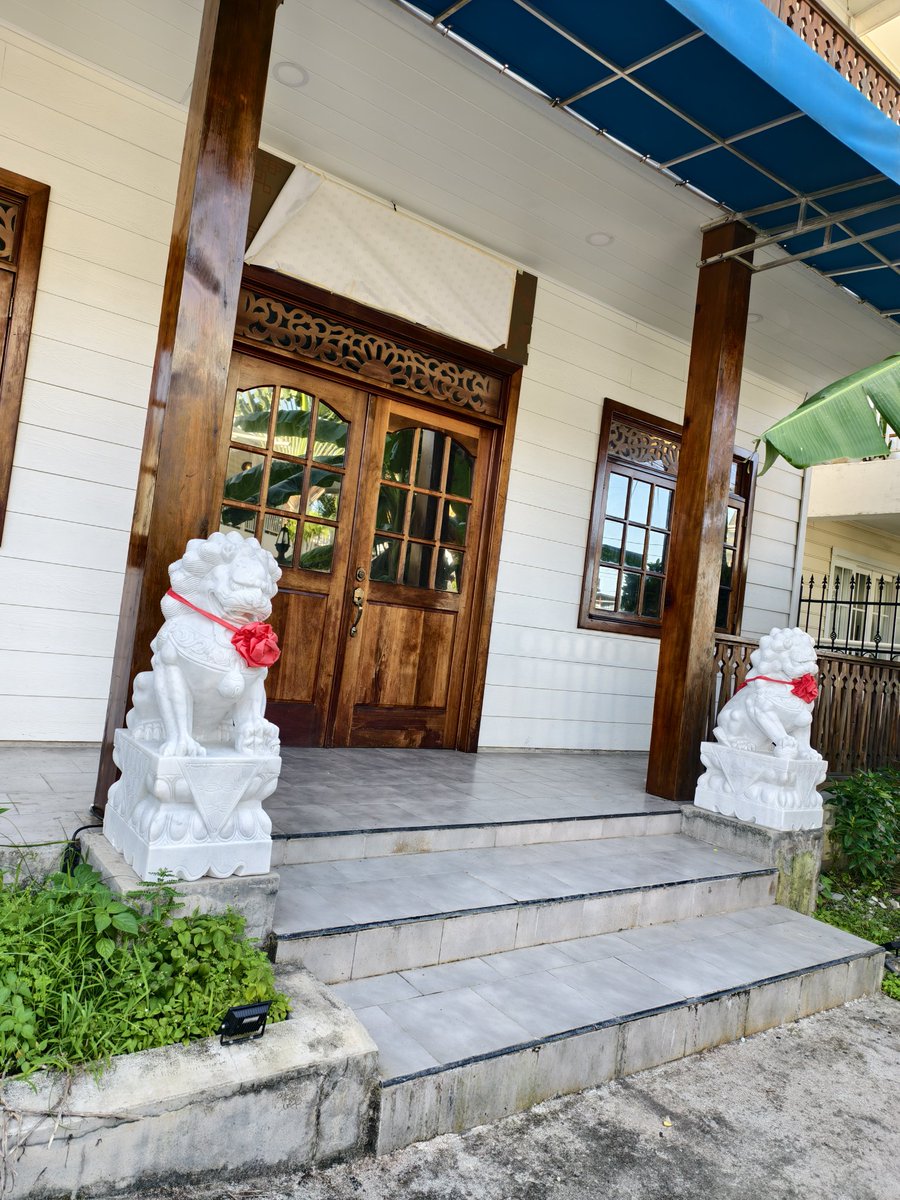 Encontramos este edificio de estilo chino en el centro de Isla Colón, con dos leones de piedra frente a él. Es el club de la comunidad china local. Nos contaron que Bocas del Toro fue el primer lugar donde llegó el primer grupo de trabajadores chinos hace 171 años. ¿Es cierto?
