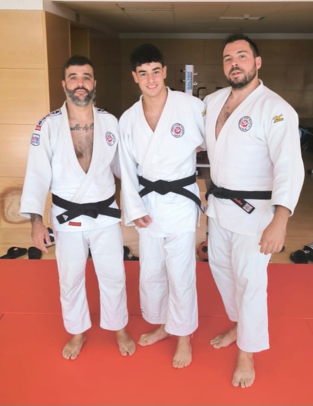 CLUB_KYOTO's tweet photo. Grandes noticias,  Santos Dominguez obtiene el título de Entrenador Regional de Judo y Socrates Fernández e Iker Lasa logran superar el Título de Monitor Instructor de Judo. 
Enhorabuena chicos, el Club sigue creciendo. https://t.co/GotWvVfStw