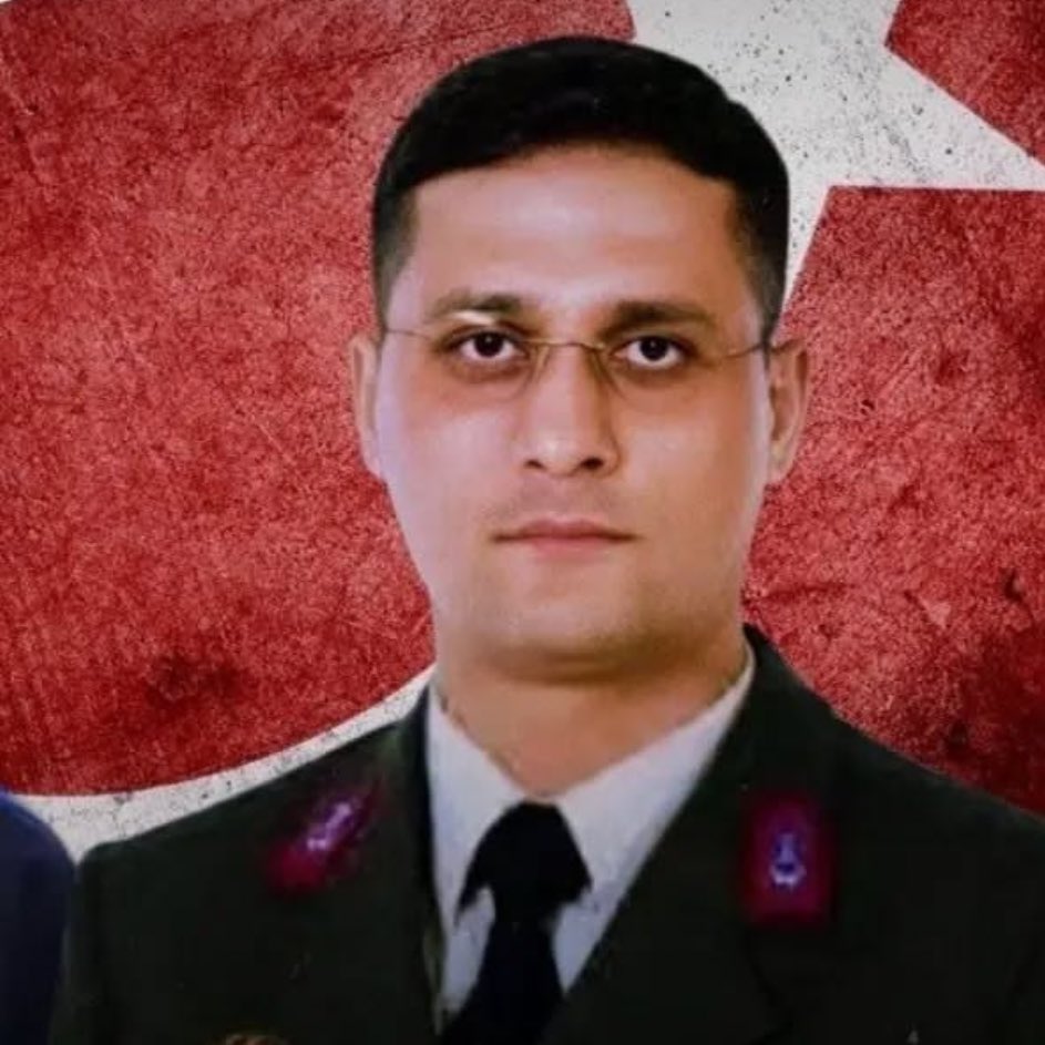 memleketyoutube's tweet photo. Bundan 8 yıl önce, şehidimiz EREN BÜLBÜL'ü korumak için üstüne kapanıp, teröristler tarafından 41 kurşun sıkılarak şehit edilen Jandarma Astsubay Kıdemli Başçavuş FERHAT GEDİK.

Ruhun şâd olsun. https://t.co/NMkHXlpljc