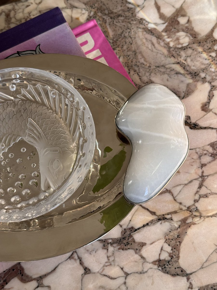 LuciniEstanga's tweet image. Now available for pre-order — secure yours ahead of the official launch. 

Between the shine of hand-hammered metal and the cool smoothness of onyx, the LAKAR tray echoes the organic contours of Lake Lácar in Patagonia.

#airedelsurstore #airedelsur  #LuxuryHomeDecor