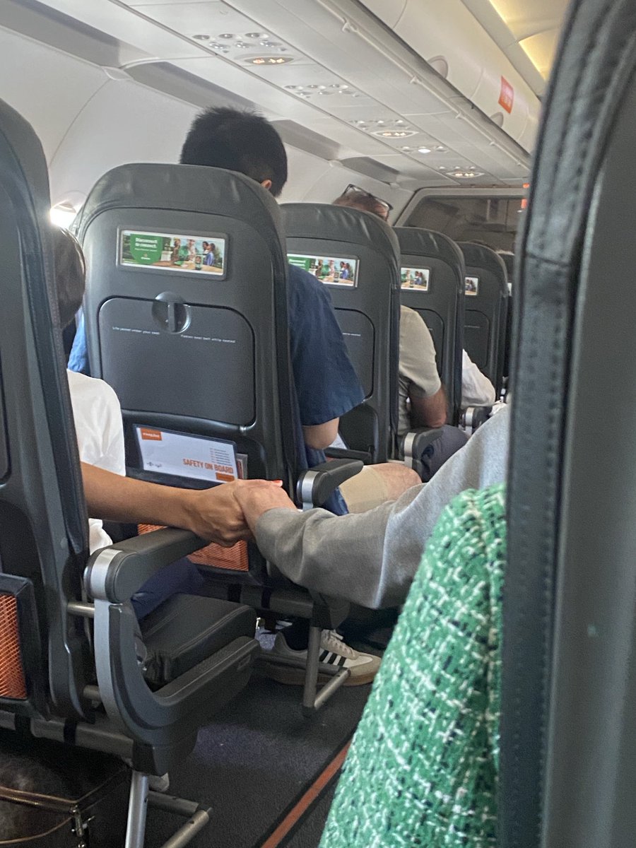 MarietaVlc's tweet image. Si no es algo así…no #miedoavolar #despegando #isthislove ❤️