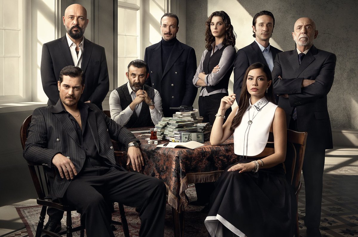 #EşrefRüya
بيرسين : توجد شخصيات اجرامية جديدة ستنضم إلى حلم اشرف بالإضافة إلى هناك بعض الممثلين سوف ينفصلون عن فريق العمل 📌