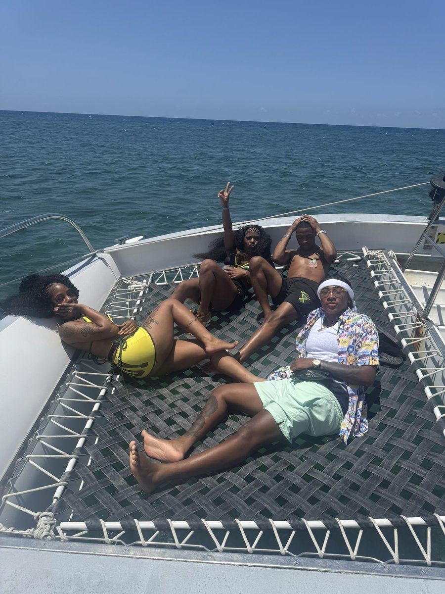 Get you some friends you can go on vacation with 💙