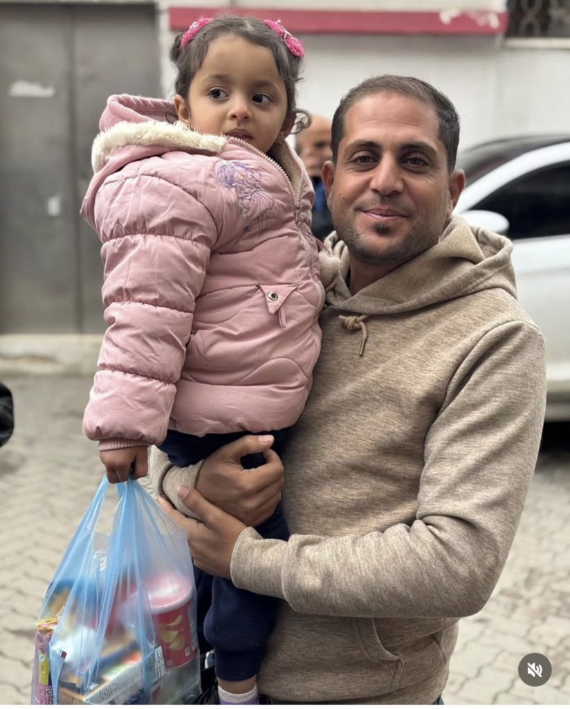 أنس الشريف ومحمد قريقع 
صحفيان مدنيان كانا في خيمة للصحفيين بجانب مستشفى الشفاء في مدينة غزة 
وهذه الخيمة معلوم أنها للصحفيين
ورغم ذلك كله استهدفتهما مسيّرة المحتل المجرم عن سبق إصرار وترصد في جريمة ضد الإنسانية..
ضد الصحافة..
ضد الكلمة الحرة..
وضد الأبرياء.