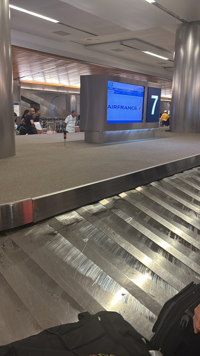 EmmanueleRotond's tweet photo. @flyLAXairport got here one and a half hour ago and still waiting to pick up my luggage… https://t.co/7Hj4gqdhyA