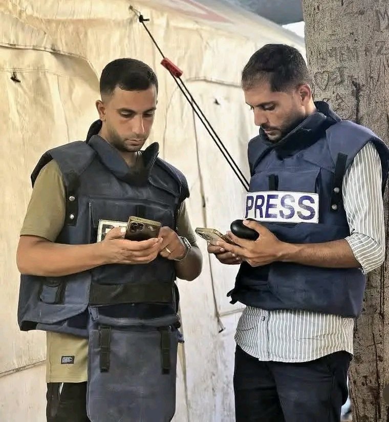 press_rewaa's tweet photo. صدمة قاسية وفاجعة موجعة…

الزميلان أنس الشريف ومحمد قريقع إلى رحمة الله وجناته 💔

#غزة
#أنس_الشريف
#محمد_قريقع https://t.co/IDhvsnXsPE