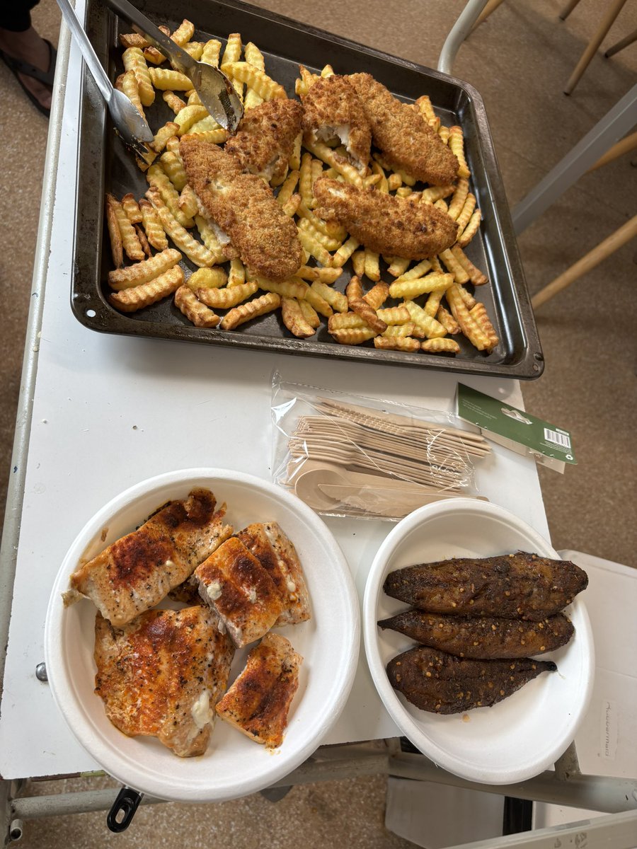 NiloofarNikbin's tweet photo. Another Cooking Club’s vibe🧑‍🍳👨‍🍳 from smoky to spicy fish, a delicious dive into flavors 🤤🍟🍽️
#TakeALookAtMeadowBrook
#MentalHealth 
#Healthcare #MacCollAboration https://t.co/UDPLX2bFG1