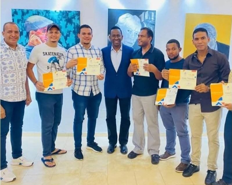 faraujo01's tweet image. Certificaciones Artistas Plásticos del Colectivo Contemporáneo de Arte #CocoD'Art, Premiaciones maestros Artesanos de @fedarte02  y honor a obras de arte, en el marco de la Exposición Colectiva Sol, Arena y Color dedicada a Qatar y homenaje a Tony Espaillat.