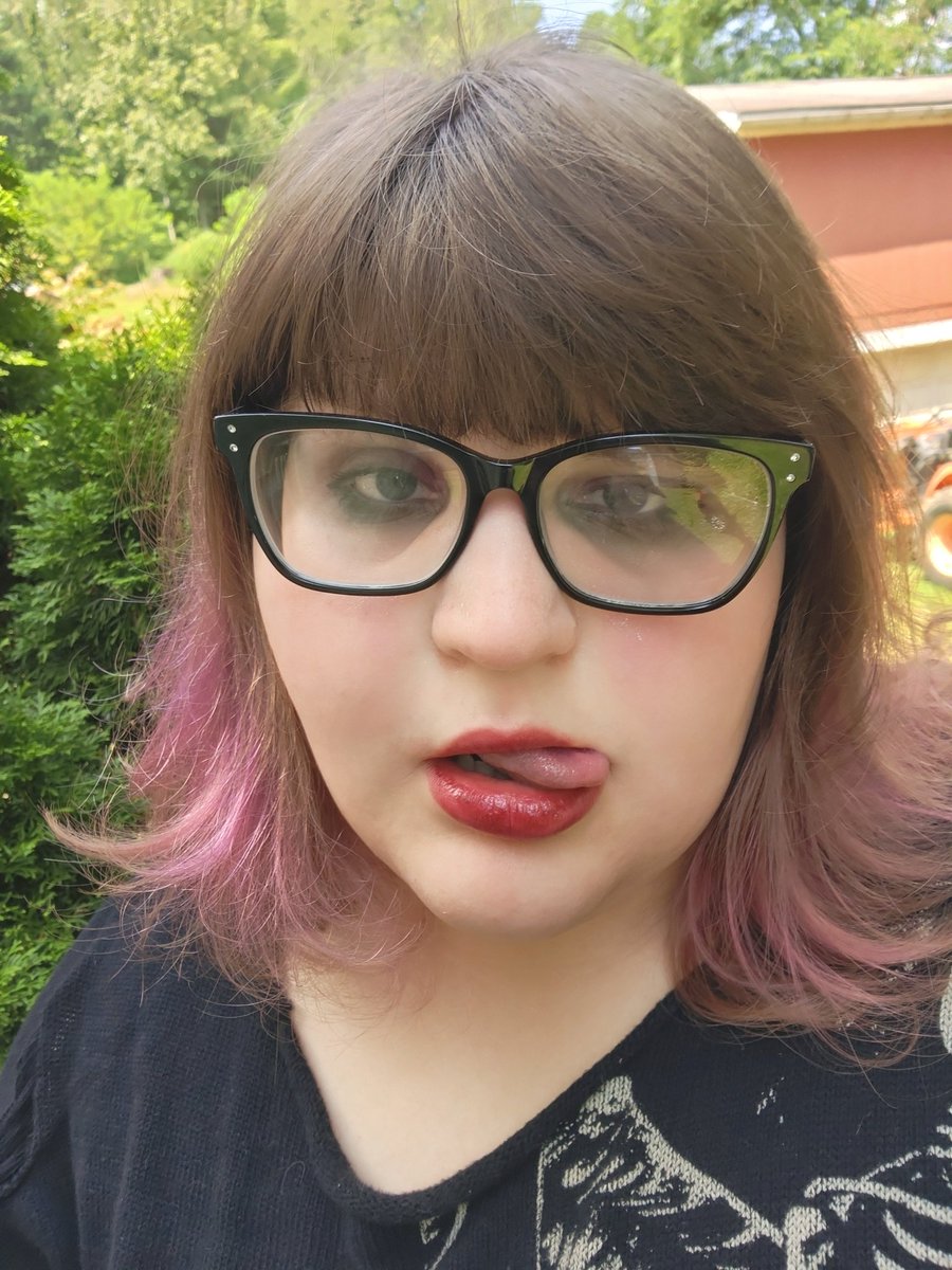 Her lipstick stains like acid rain

(It's hot as shit and I'm gonna die)