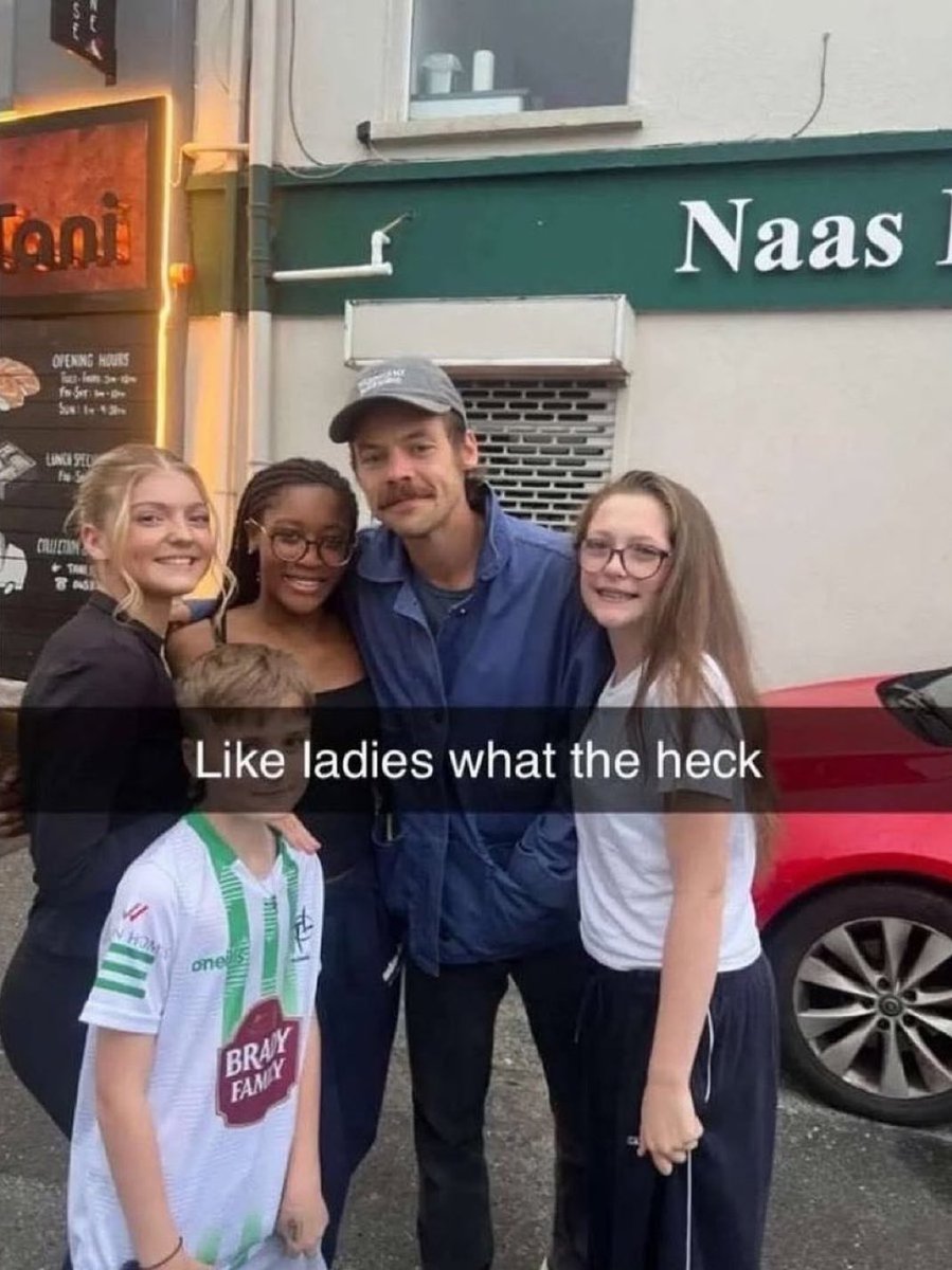 📸|| Harry con fans el día de hoy en Irlanda 🇮🇪! 

©️owner