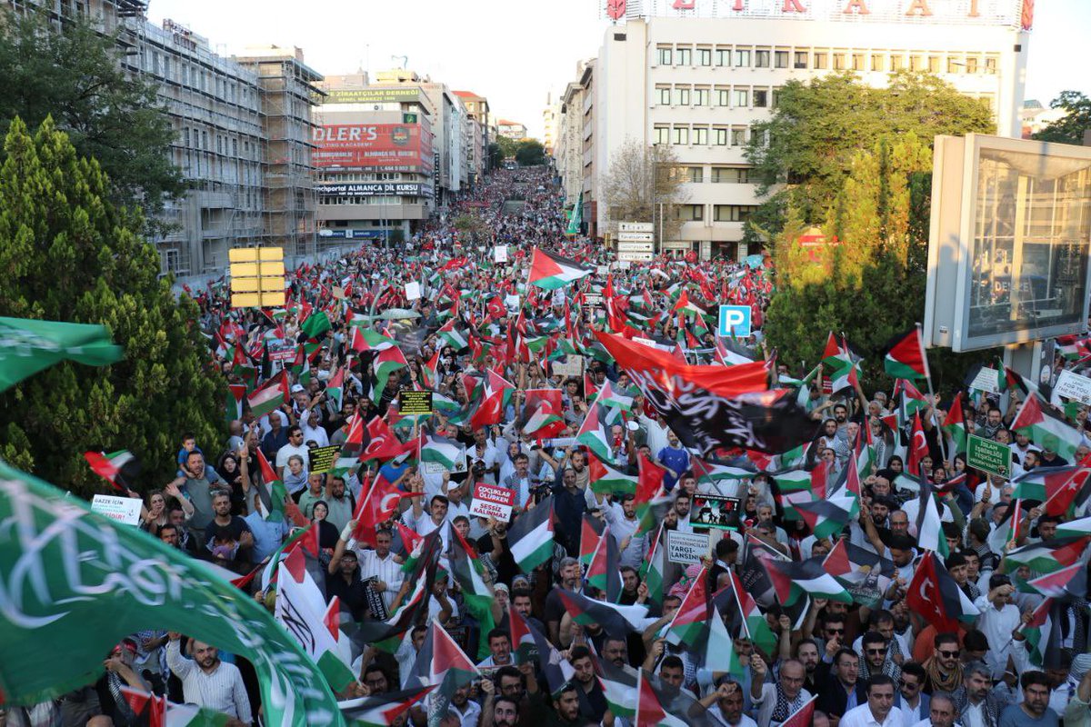 Bugün Ankara’da “#GazzeyeİnsaniKoridor” talebiyle Kocatepe Camii’nden Meclis’e büyük bir yürüyüş düzenlendi