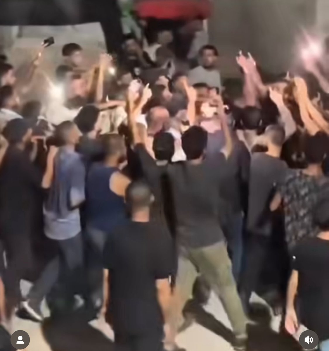 لا أصدق أنك المحمول على الأكتاف، أنك لست الواقف وراء الكاميرا، أنك في قلب المشهد إلى هذا الحد، لدرجة أن ليس فيه أهم منك، لحد أن لا نص في العاجل سواك!