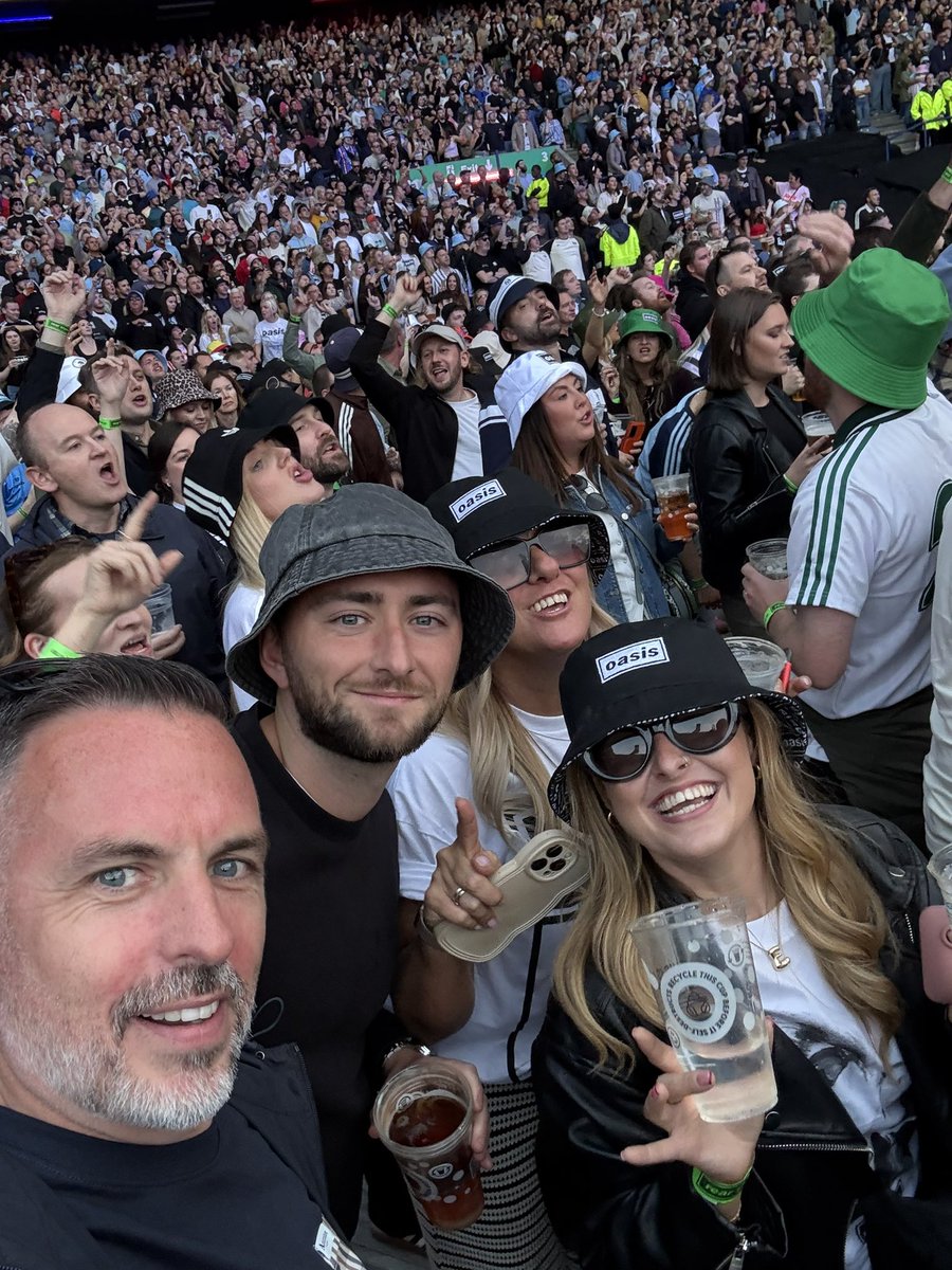 BarrieRo55's tweet image. What a weekend, Oasis 🤝 Hearts away 🇱🇻