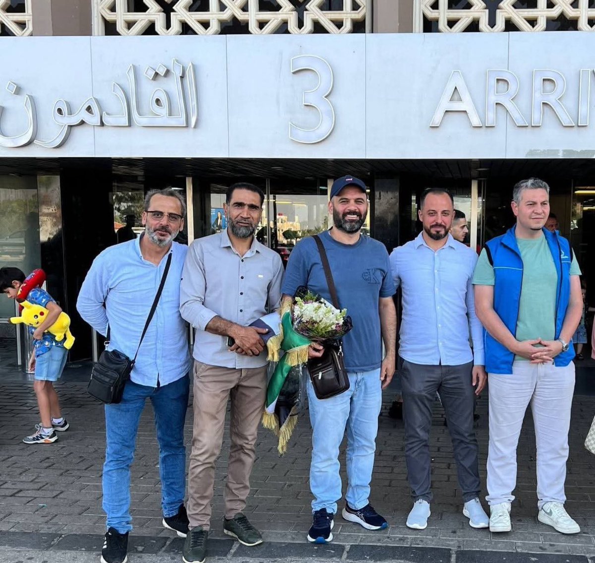 الثورة السورية = المسيح الدجال.!!!
لماذا؟!
لأن الثورة السورية تعيد إحياء الموتى كالمسيح الدجال.!
كيف؟!
في عام ٢٠١٢م عرض الثوار صوراً لجثة منشد الثورة (قاشوش) وقد اقتلع نظام بشار حنجرته ومثل بجثته.!
واليوم يظهر القاشوش حيا يرزق أمام العالم كله في مطار دمشق ويحتفل به شياطين