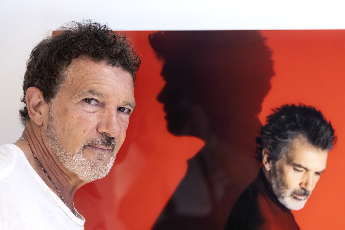 Hace unos días que hicimos está sesión en el <a href="/TeatroDelSoho/">Teatro del Soho CaixaBank</a> a <a href="/antoniobanderas/">Antonio Banderas</a> para la entrevista que publica hoy <a href="/el_pais/">EL PAÍS</a> por su 65 cumpleaños. Siempre es útil en estas sesiones tener claro qué quieres hacer y transmitirlo. Fue todo un placer fotografiarlo. 📷 García-Santos